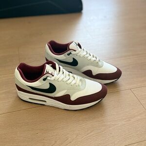 Nike Men's White and Red Sneakers